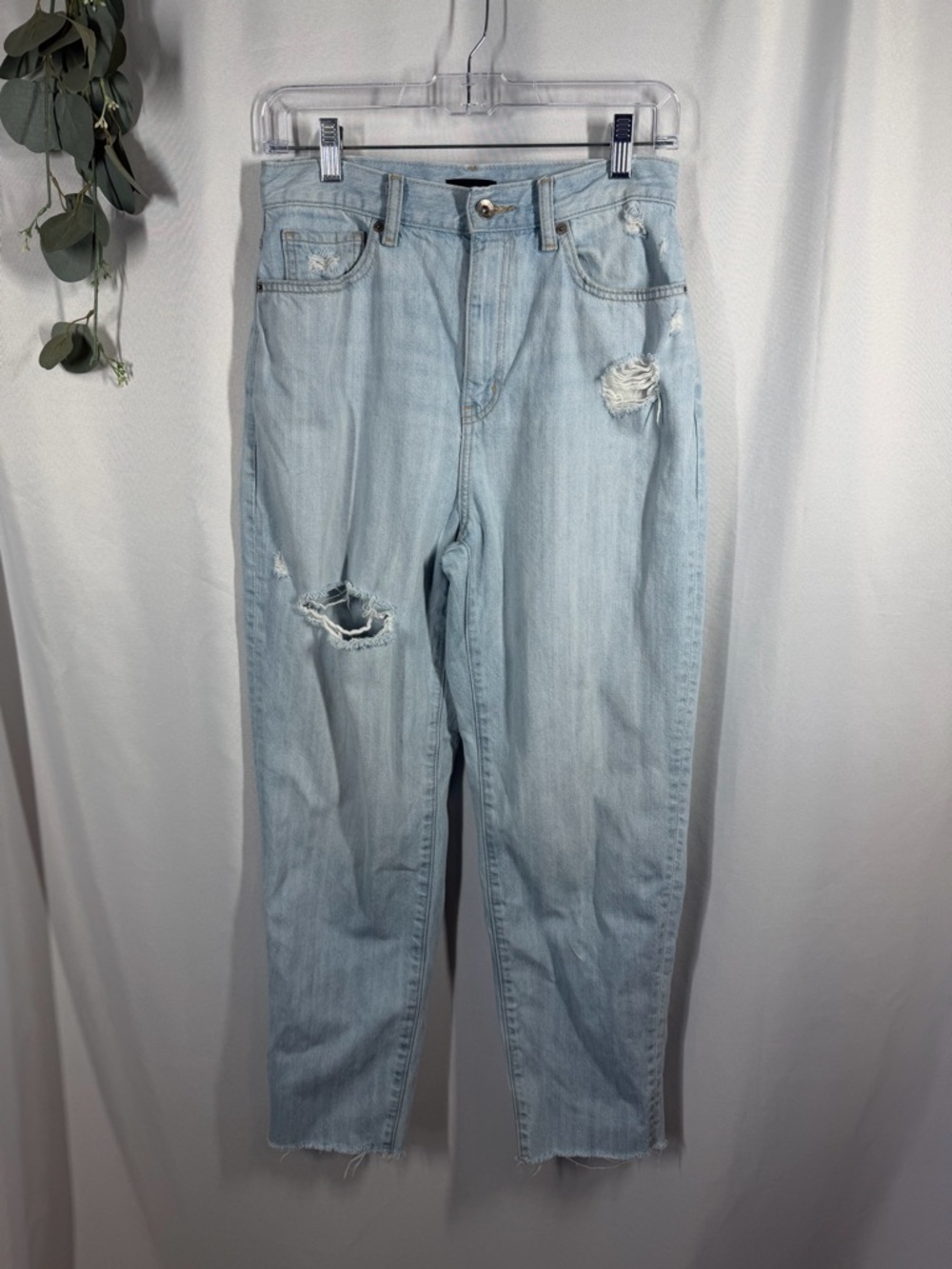 Uniqlo | High Rise Tapered Leg Distressed Light Wash Denim Jeans Women's Size 26